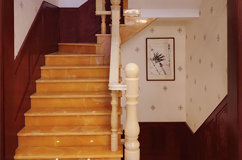 大安镇中式别墅室内汉白玉石楼梯的定制安装装饰效果
